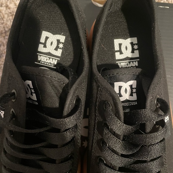 DC Manual Low Top Vegan Friendly Casual Skate Shoe M6/W7.5 - Picture 9 of 9